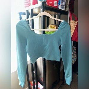 can be off the shoulder, cropped